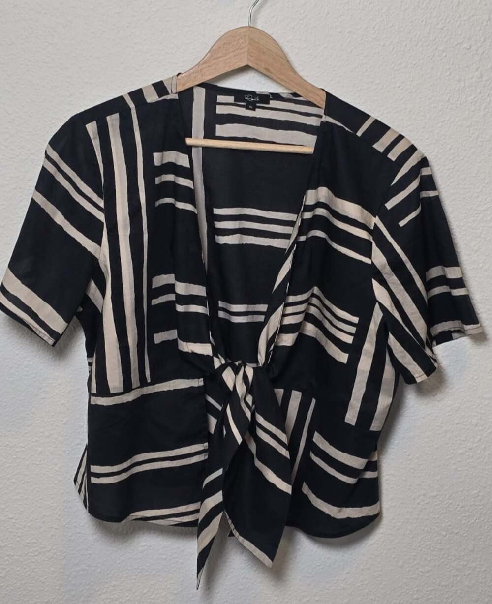 Rails Women’s XL Black Tan Geometric Stripe Tie Front Blouse Short Sleeve